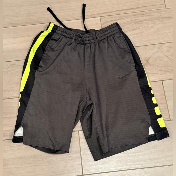 NIKE juniors Black and Yellow Athletic Shorts XL - Picture 2 of 3